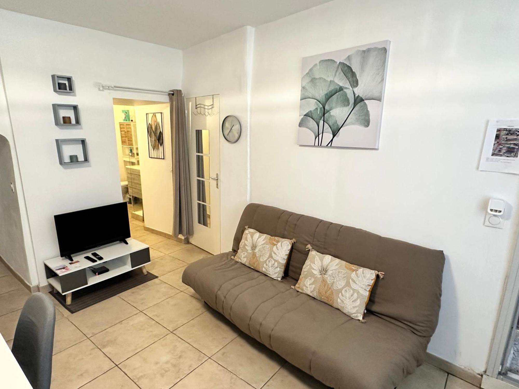 Apartment F1 Rez De Chaussee Au Coeur De Pont-saint Esprit *
